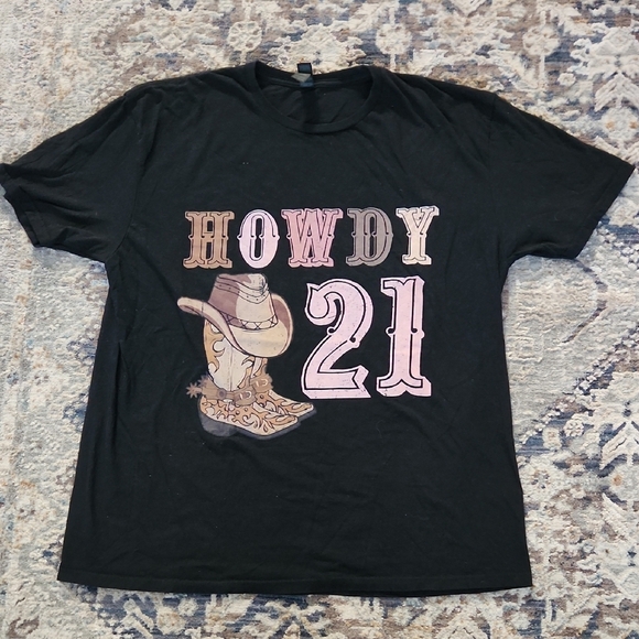 Gildan Tops - Gildan 'Howdy 21' Graphic T-Shirt